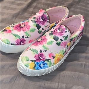 Size 8.5 Slip on floral patterned shoes!